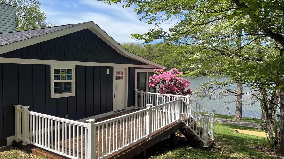 Hiwassee Cottage | Waterfront Paddles & Pours Cottage on Claytor Lake