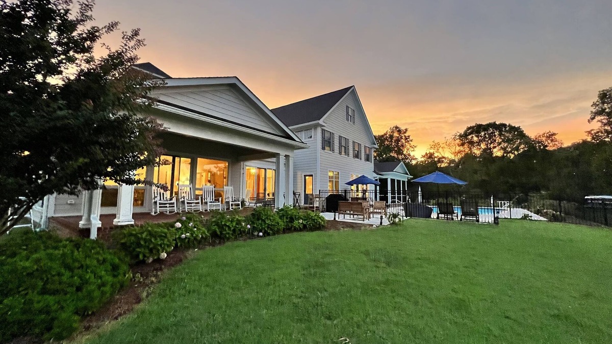 White Stone House | Waterfront panoramic point w/pool, perfect for traveling couples, families