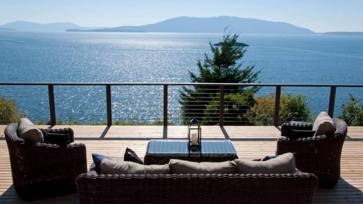 Bellingham House | Waterfront Panoramic View Of San Juans And Huge Gourmet Kitchen