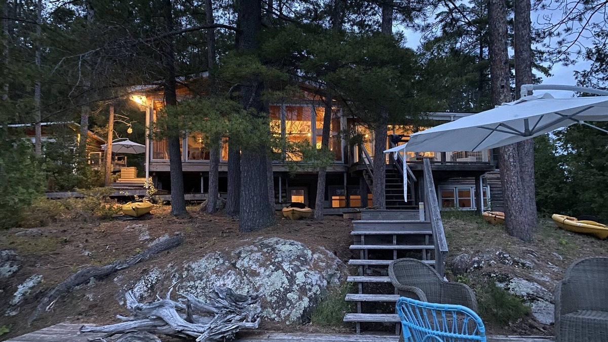 Val-des-Monts Cottage | Waterfront Paradise on Private Point