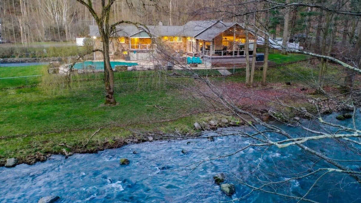 Friendsville House | Waterfront, Pool, Hottub - Deep Creek Lake & Wisp