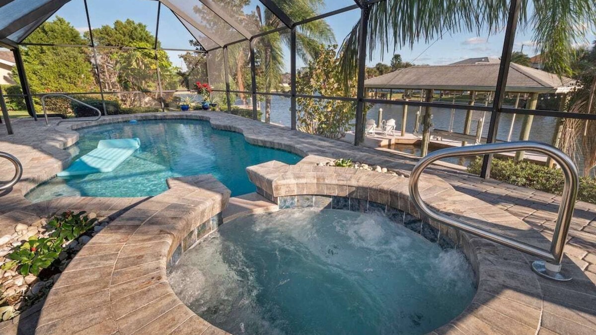 Palm Harbor House | Waterfront/Pool/Hot Tub/Dock/Game Room - Close to Beach