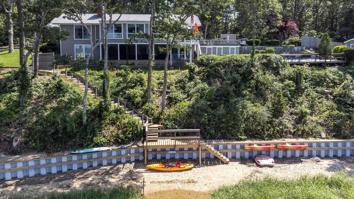 Cotuit House | waterfront-pool-large groups and families-kayaks & bikes-beach pass
