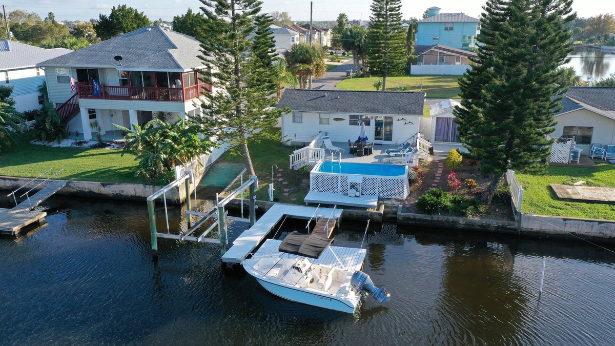 Spring Hill House | Waterfront & Pool House on Main Canal!