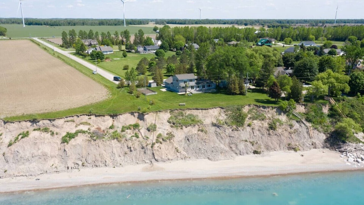 Dashwood Cottage | Waterfront/Private Beach w/Hot Tub by Grand Bend