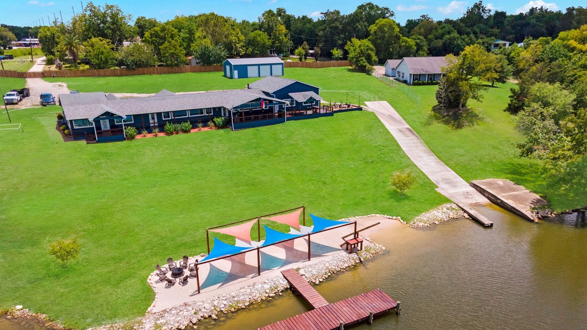 Barrett House | Waterfront Private beach, Boat launch & Dock on San Jacinto River