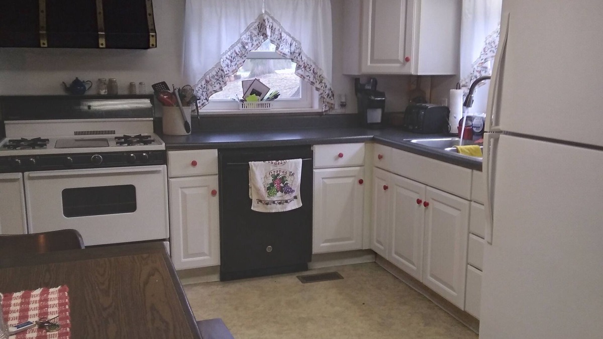 Oil City Cottage | Waterfront . Private community. All Season for Hunting, Fishing and Kayaking.