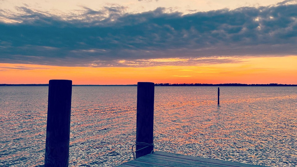 Grimstead House | Waterfront, Private Dock, Fire Pit, Hot Tub, Screened Porch and Beach Access!