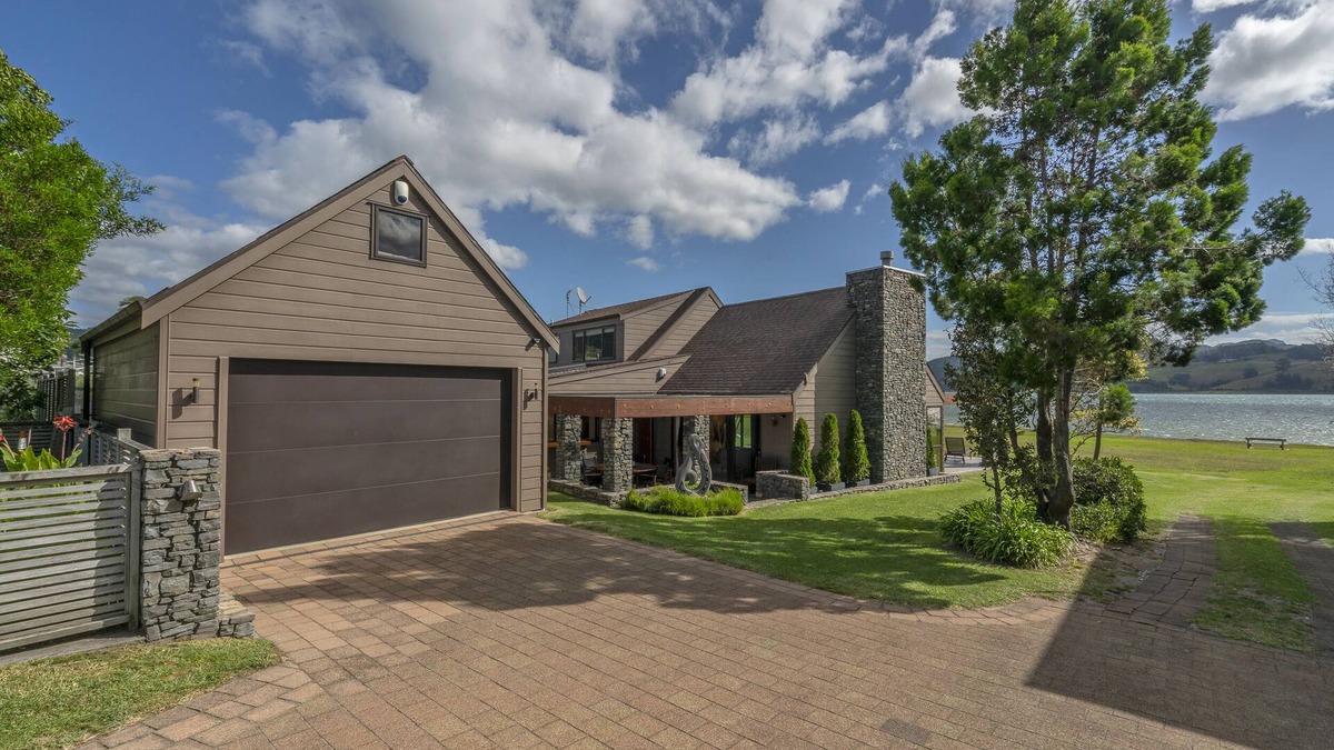 Pauanui House | Waterfront property - House plus guest house