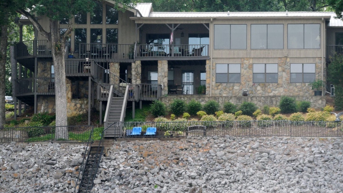 Oakland House | Waterfront property located at Point Pleasant on Enid Lake