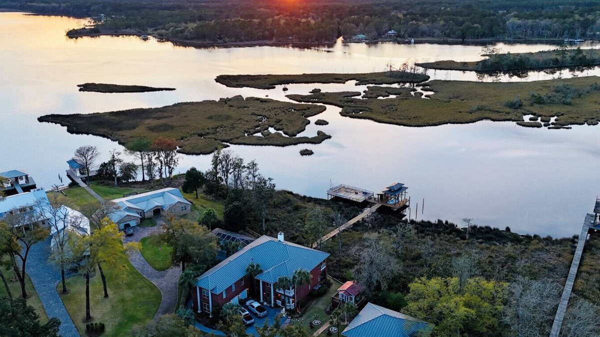 Freeport Apartment | Waterfront Property w/Pool & Dock
