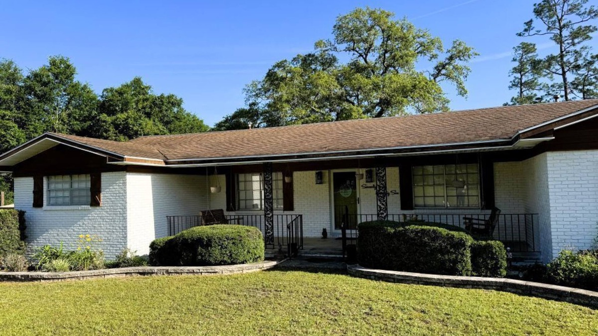 Milton House | Waterfront property with kayaks and boat slip! Ideal for relaxing or exploring!