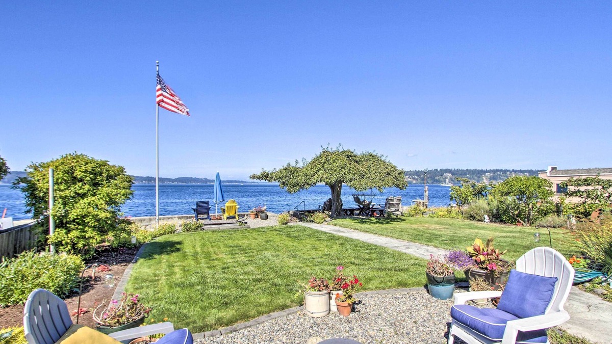 University Place House | Waterfront Puget Sound Retreat: Steps to Beach!