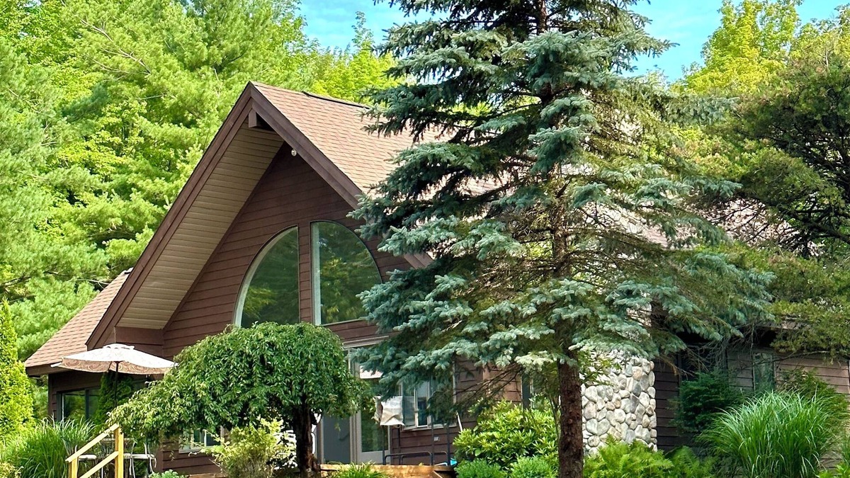 Mayfield Ski Chalet | Waterfront! Quiet, Spacious, Serene Retreat Located in a Private Wooded Setting