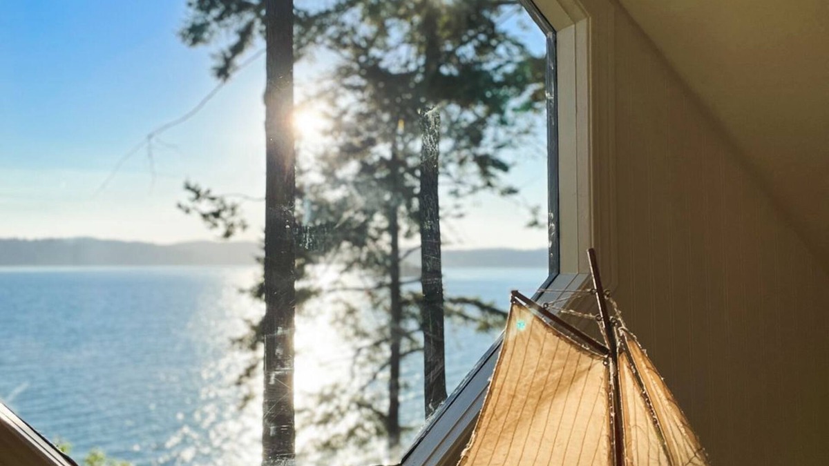 Puget Sound Cabin | Waterfront relaxing, getaway. Small, clean, warm cabin.