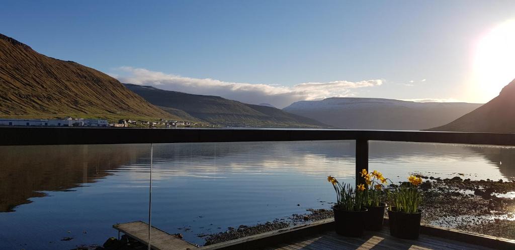 Streymoy House | Waterfront retreat - 2 BR Boathouse