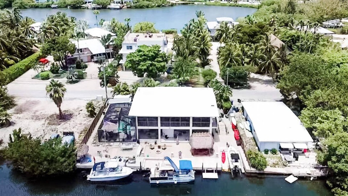 Pirates Cove House | Waterfront Retreat in Key Largo 90' deep water dock