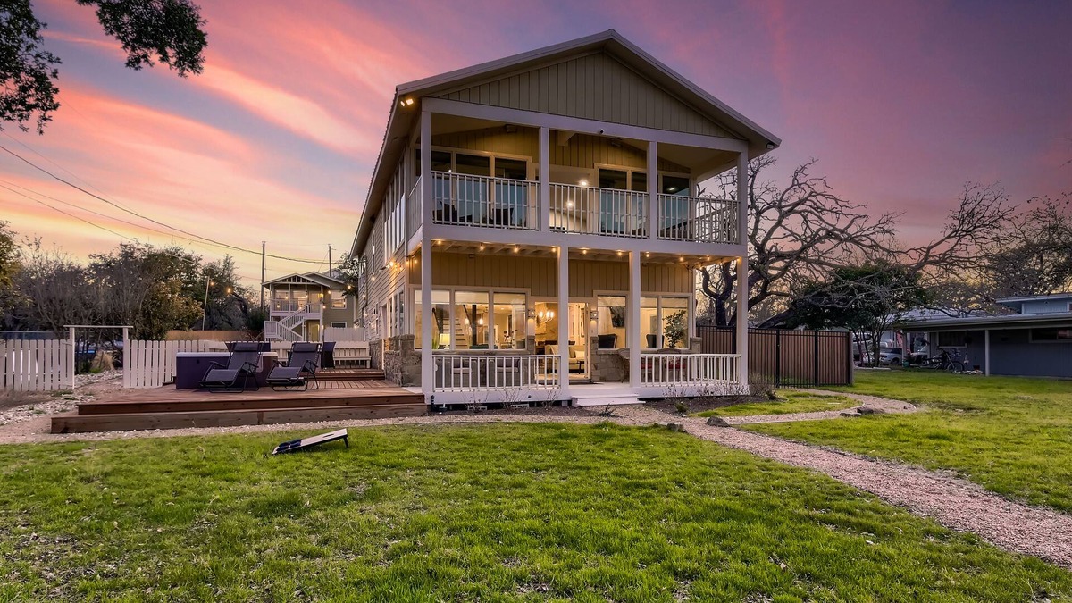 La Hacienda Estates House | Waterfront Retreat | Main House + Guest Spaces, Boat Ramp & Games Galore!