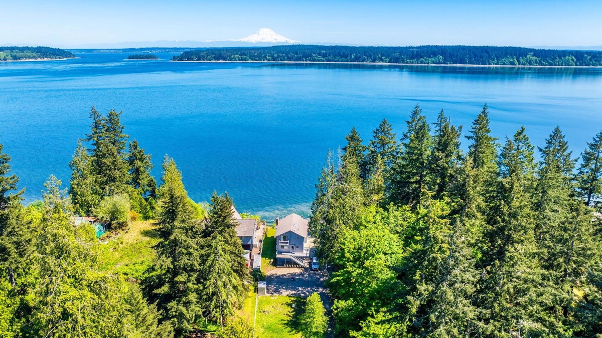 Longbranch House | Waterfront Retreat with Mt. Rainier Views+Hot tub
