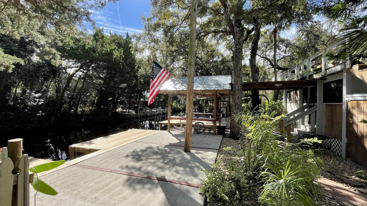 Old Homosassa House | Waterfront Retreat with fenced yard, porch + bar, canal views, NEW DOCK