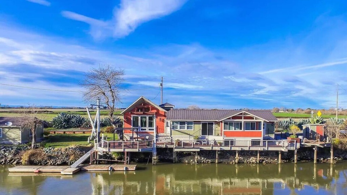 Isleton House | Waterfront retreat, year round fishing, boating, wine tasting. 1 hr from SF!