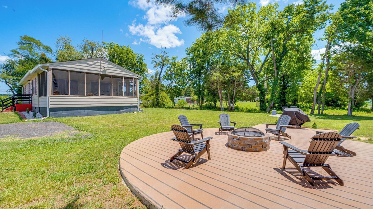 Rock Point House | Waterfront Rock Point Vacation Rental w/Sunroom!