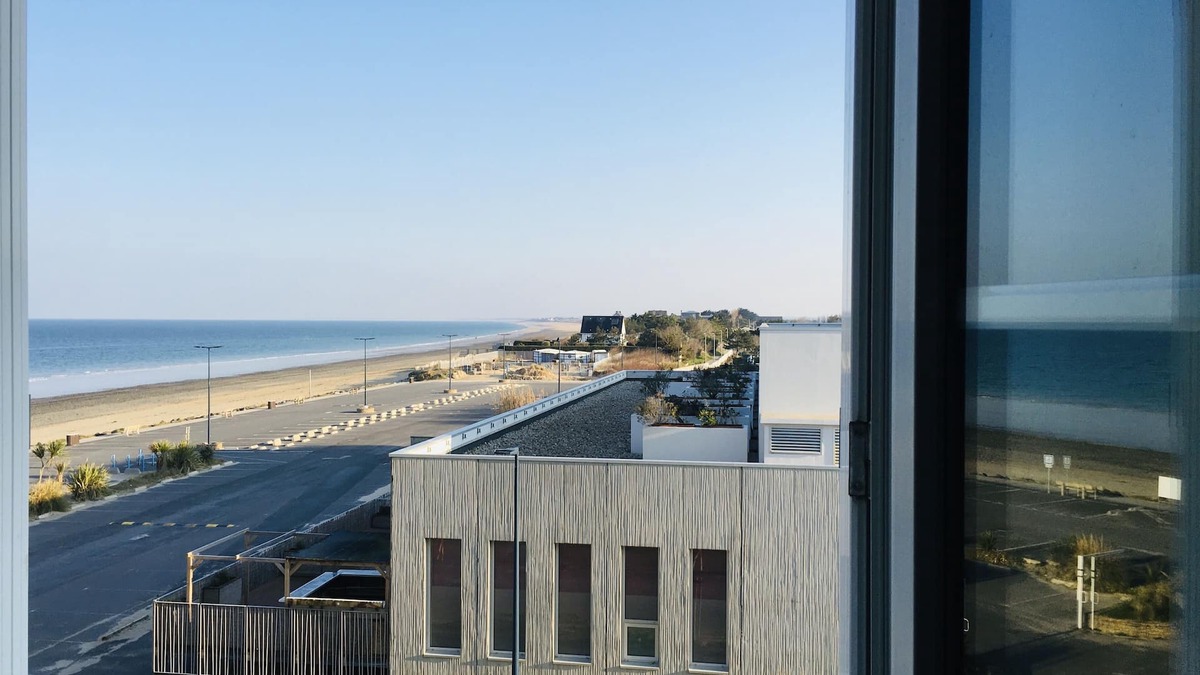 Donville-les-Bains Apartment | ~ Waterfront ~ sea view ~ direct beach/spa access at 20m ~ @