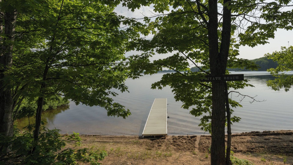 Twin Lakes House | Waterfront sandy beach access