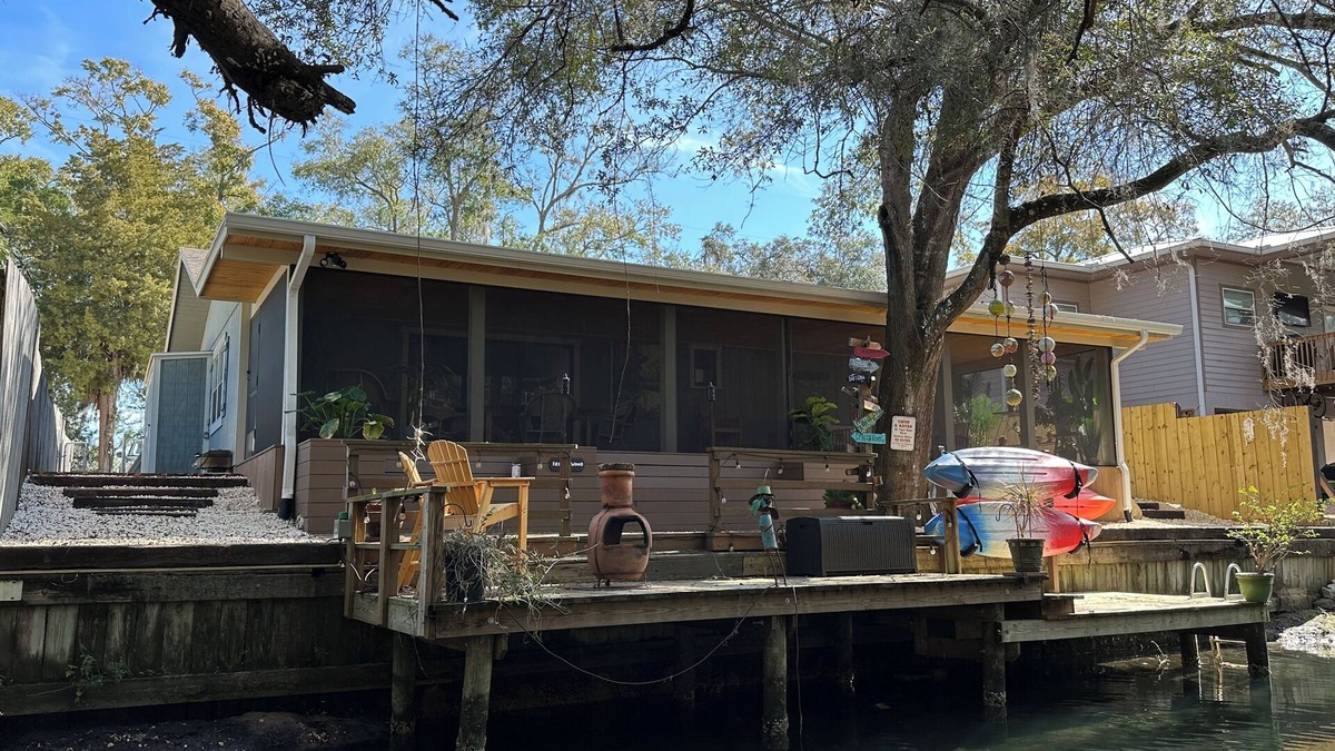 Homosassa Cottage | Waterfront screened in deck, Canoe, Kayaks & wildlife with river & ocean access