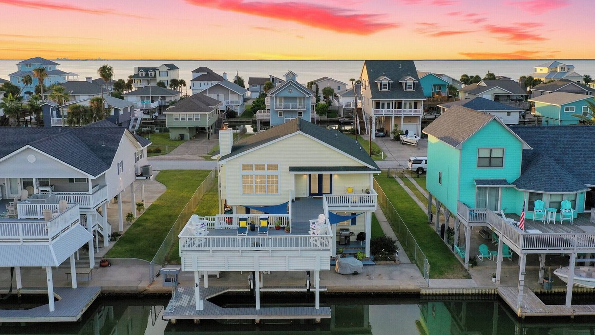Galveston House | Waterfront Sea Isle Beach House ~Deck ~Boat Lift ~Kayaks ~On Canal ~Pets