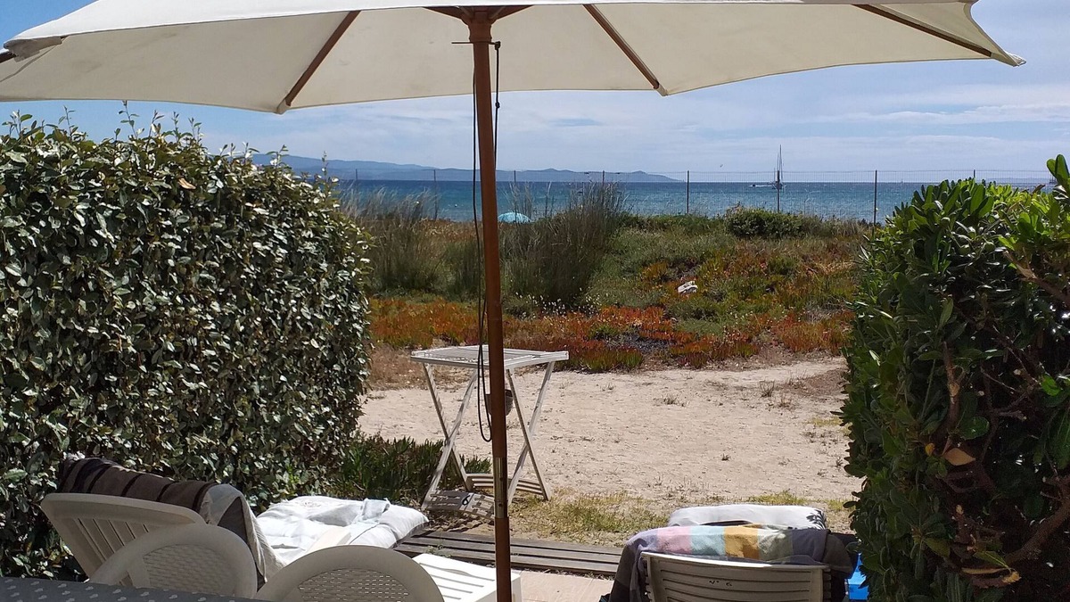 Giens Apartment | Waterfront, sea view, large studio, 26m², air-conditioned, direct beach access
