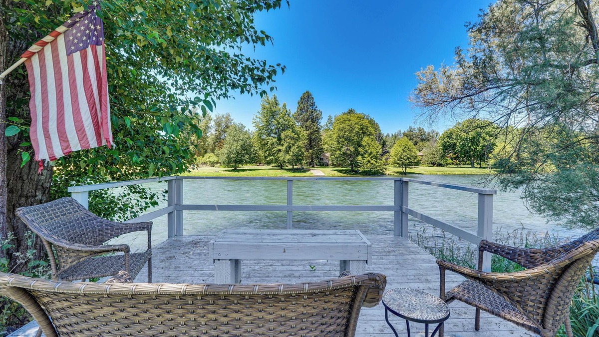 Shady Cove House | Waterfront Shady Cove Home w/Fishing Deck!