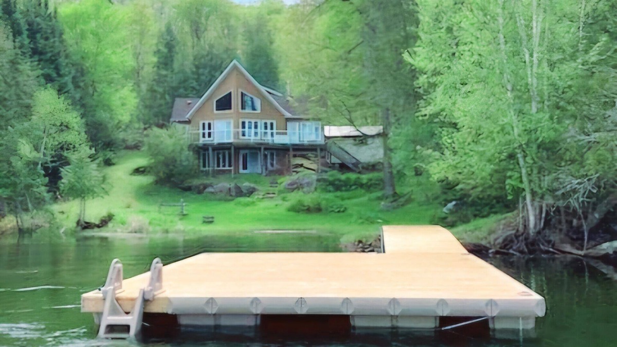 L'Amable House | ✨️ Waterfront✨️Sleeps 10✨️Hot Tub ♨ ✨️ 4 BDRM 5 Beds 3 Baths✨Cathedral Ceilings