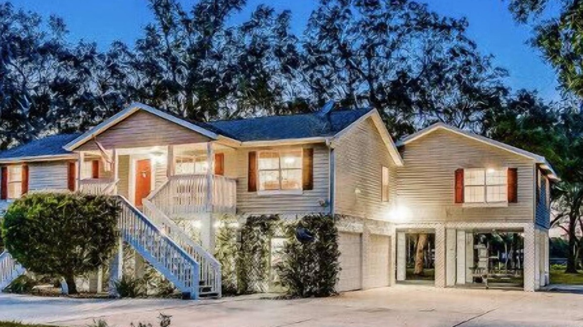 Palatka House | WATERFRONT, Sleeps 16,2 Docks, POOL,fire pit, FREE Boats/10% VENUE