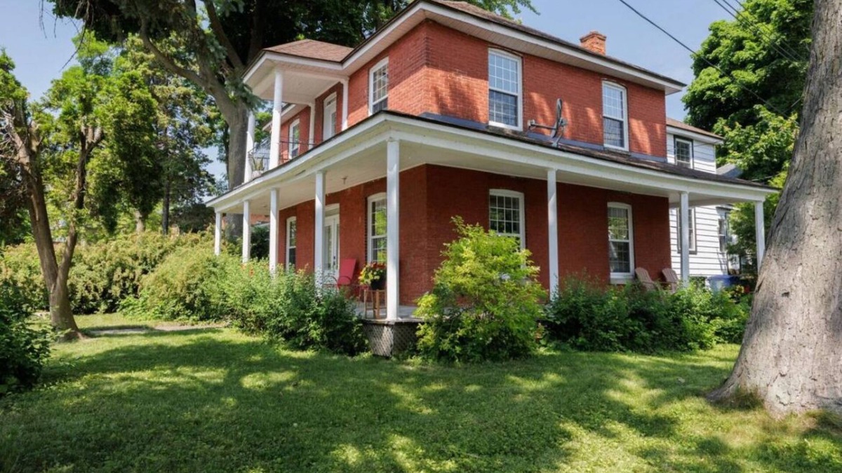 Pointe Claire House | Waterfront Spacious 4-bedroom house with WiFi and AC in gorgeous Pointe-Claire
