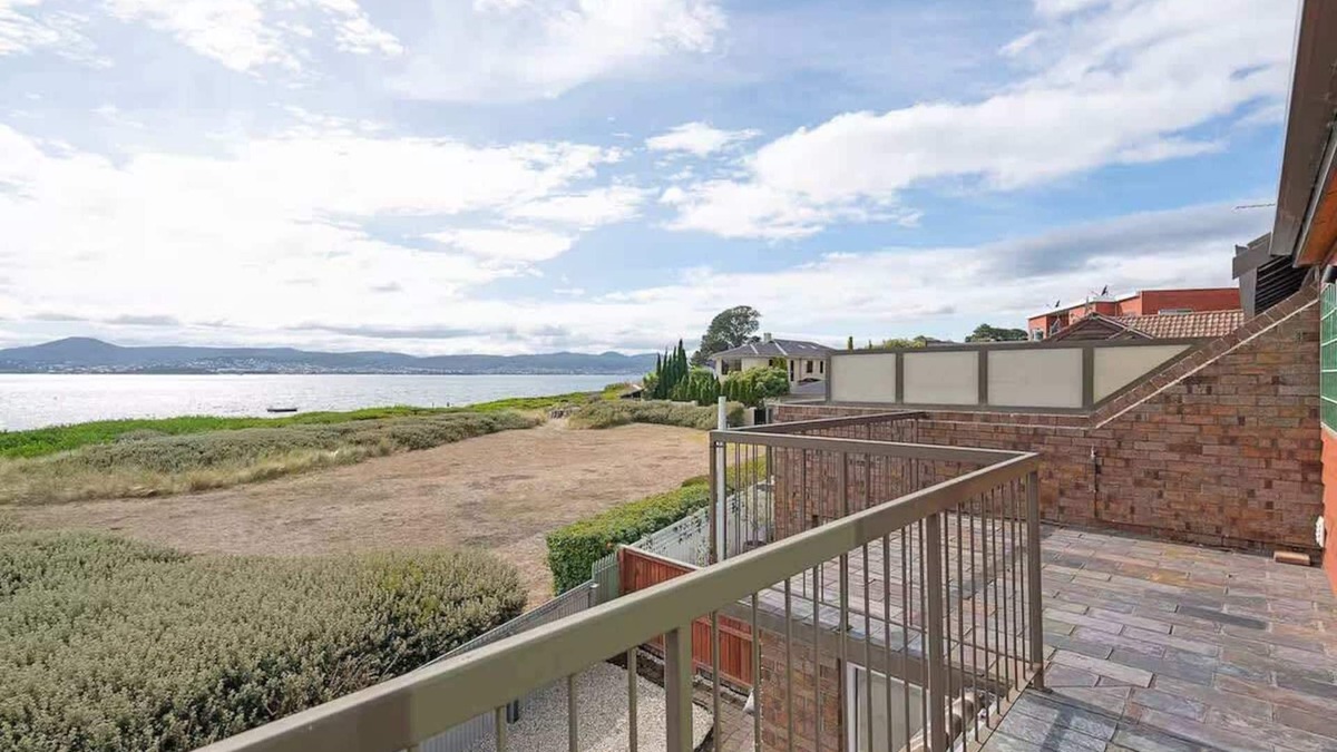 Sandy Bay House | Waterfront Stay at Nutgrove Beach