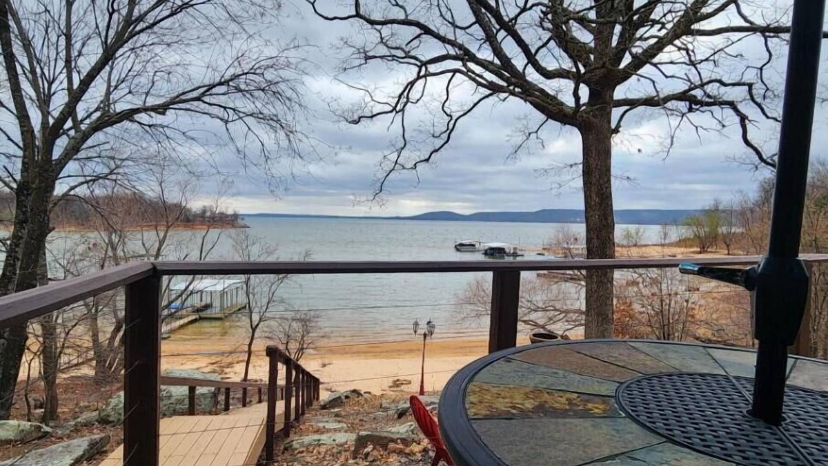 Eufaula House | Waterfront Stay with Sandy Beach