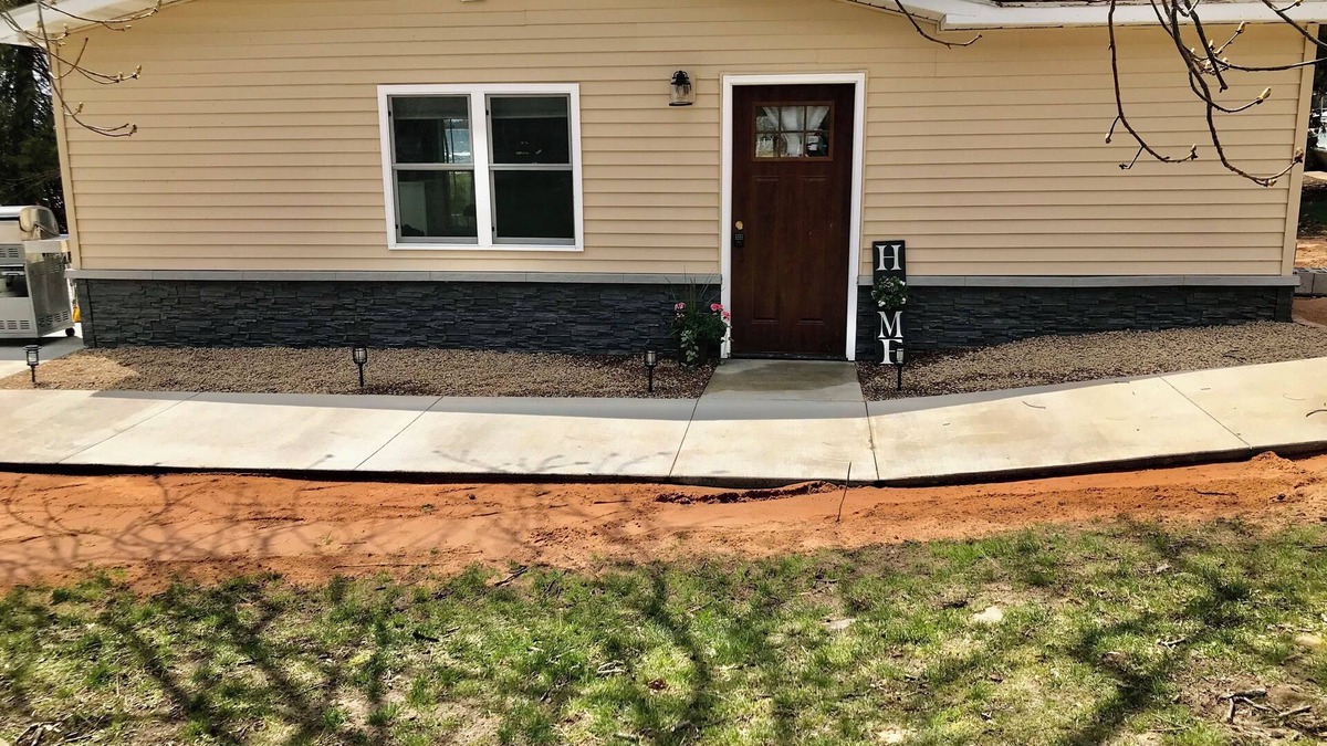 Escanaba Apartment | Waterfront studio in Escanaba with AC, WiFi n30+ day minimum rental only