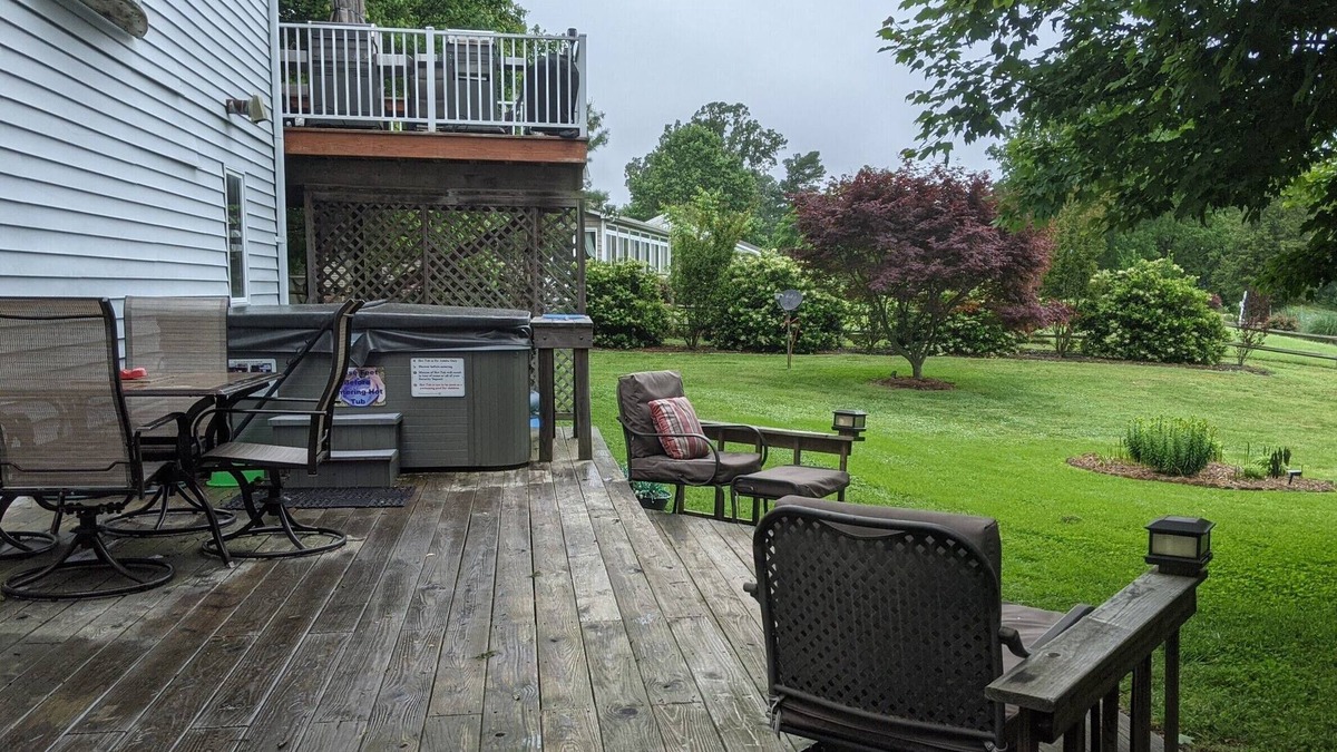 Reedville House | Waterfront Stunning River Retreat - Chesapeake Bay - Hot Tub-Kayaks-Fenced Yard