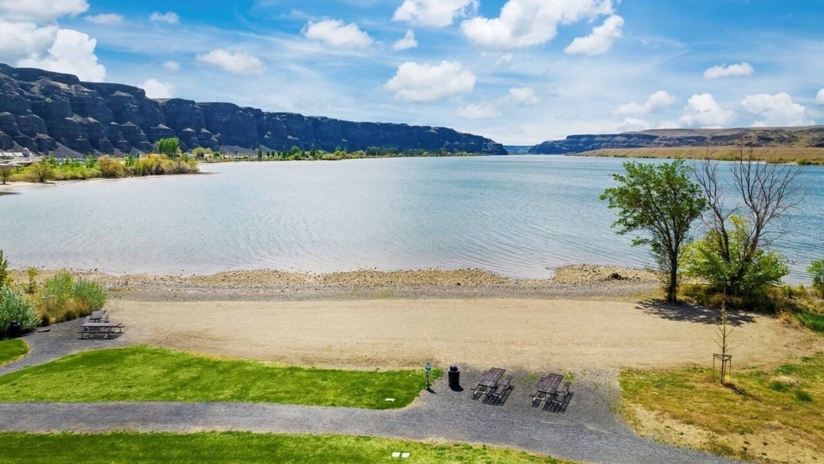 Quincy House | Waterfront, Stunning Views, Private Beach, and Close To Concerts