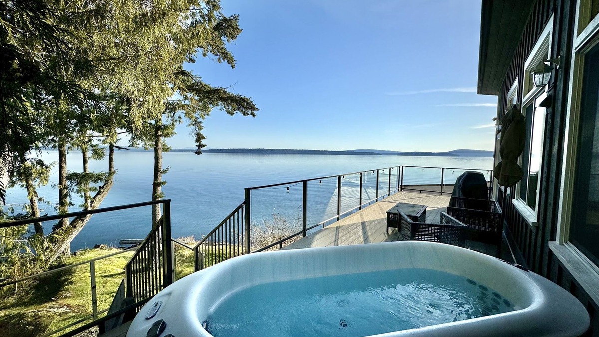Chemainus House | Waterfront suite with large deck and private hot tub