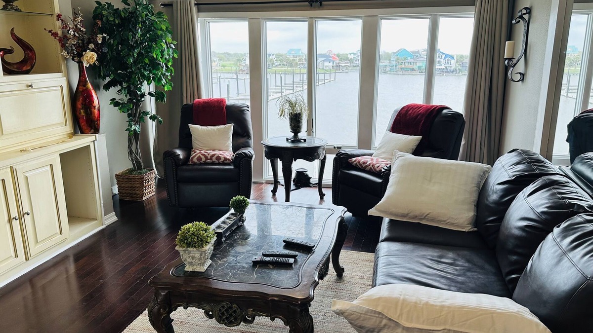 Port Arthur Condo | Waterfront Sunny Vibes Condo