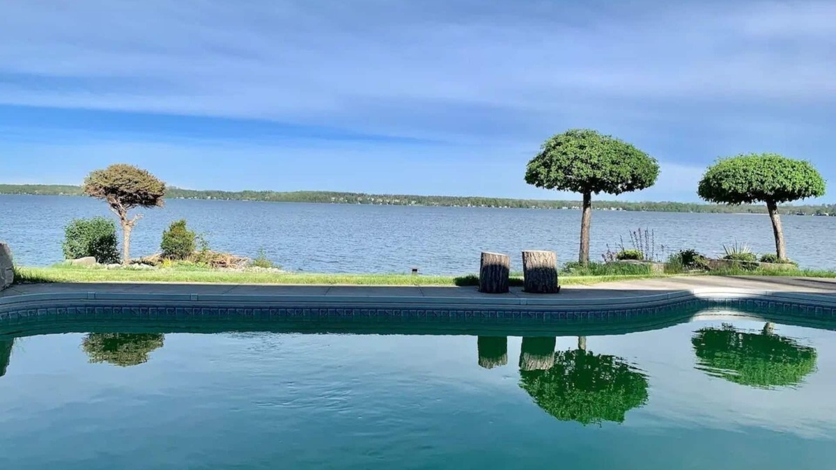 Valentia House | Waterfront Sunrise bungalow w/Swimming Pool