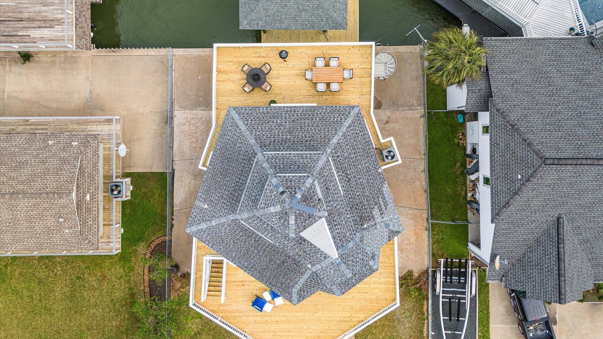 Galveston House | Waterfront Tiki Island home with HUGE deck