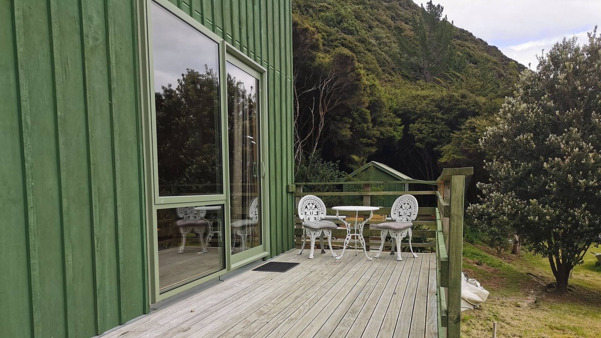 Saint Omer Cabin | Waterfront unit ' Bell Bird'