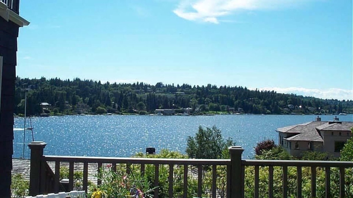 West Bellevue Cottage | Waterfront View Cottage w/ Lake WA Water Access—