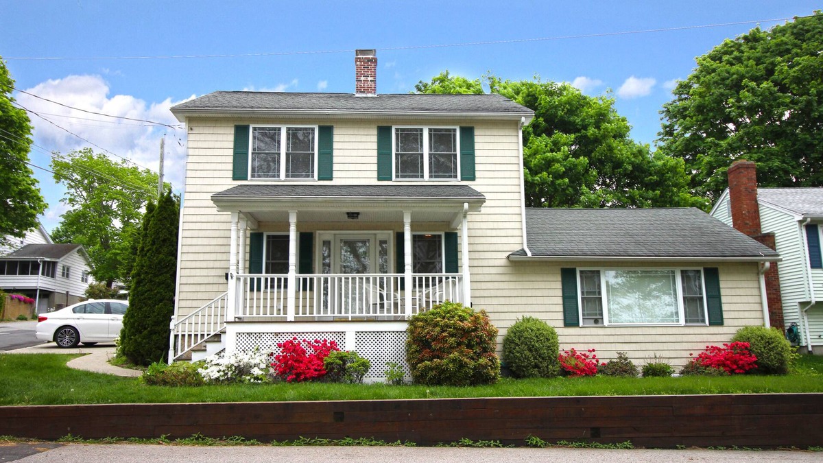 New London House | WATERFRONT VIEWS @ OCEAN BEACH GATE: 6 QUEEN 1 SOFA BED