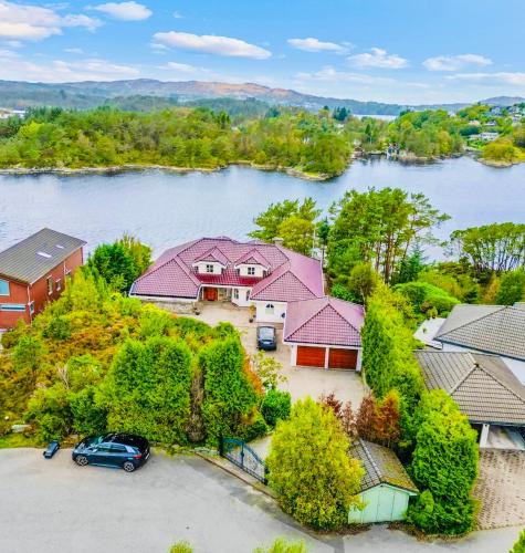 Godvik Villa | Waterfront Villa w/Boat&kayaks. 15min from Bergen