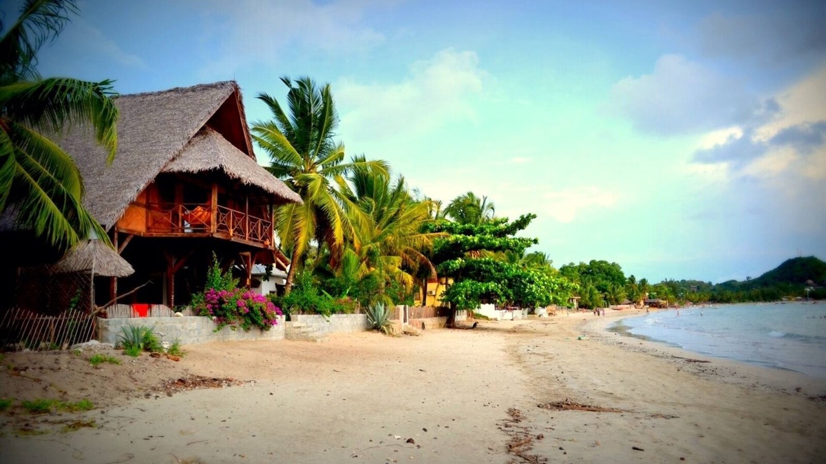 Marokindro House | Waterfront villa with live-in staff!