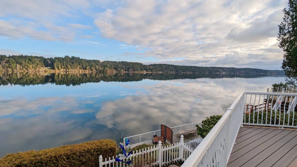 Shelton Cottage | Waterfront Villa with Private Beach, Hot tub, EV & WFH